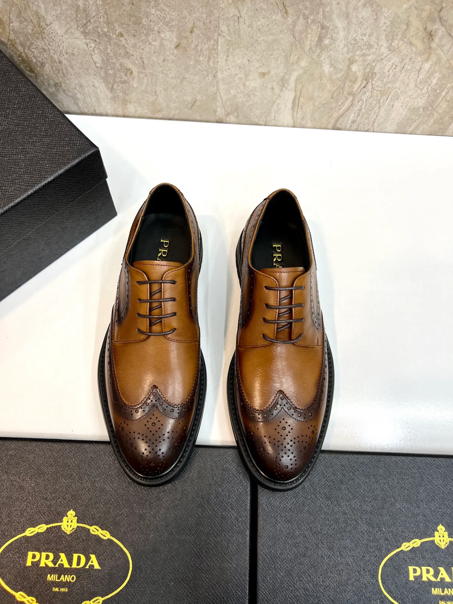 Original order quality: P580 Brand: PRADA (Prada) Standard code: Men's size 38/44 (45 can be customized) Grade: Same style as the official website High-quality men's shoes Material: Original cowhide Water-dyed cowhide lining Rubber outsole Style categories: Men's fashionable formal leather shoes Slip-on men's shoes series Young fashion European and American trends British style Top luxury Color: Actual picture